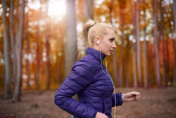 Kobieta jogging w lesie — Zdjęcie stockowe