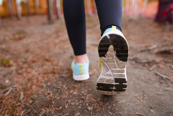 Piernas femeninas corriendo en zapatos deportivos —  Fotos de Stock