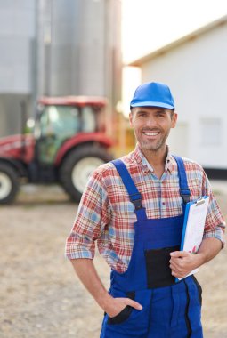 gülümseyen ve kameraya bakarak çiftçi 