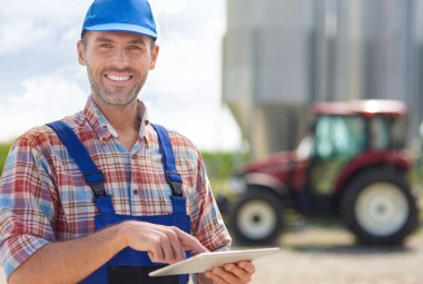 Dijital tablet üzerinde işaret çiftçi 