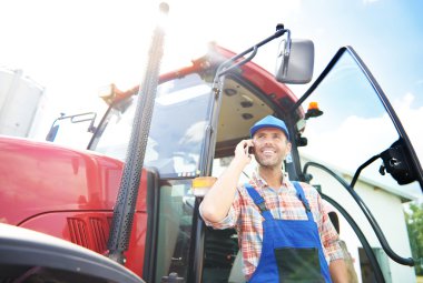 Çiftçi konuşmak üstünde hareket eden telefon