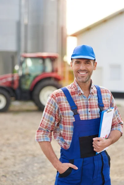 Farmer smiling and looking at camera — Stock Photo, Image