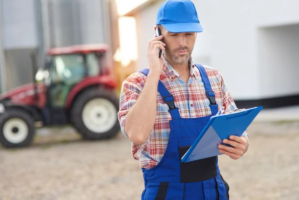 Farmer making some business calls — Stock Photo, Image