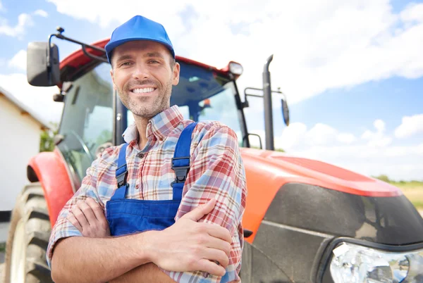 Opírá se o traktor Farmer — Stock fotografie