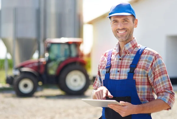 Agriculteur utilisant une tablette numérique — Photo