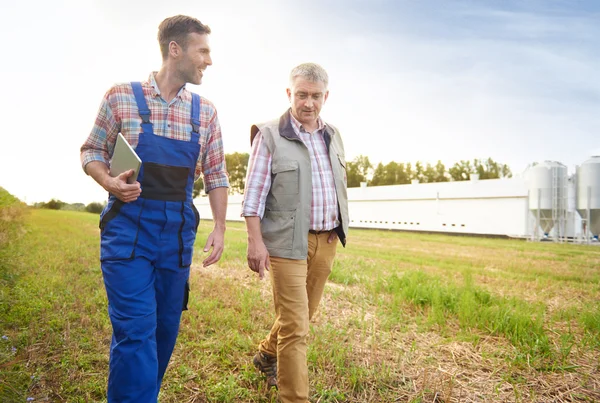 Due contadini che camminano sul campo — Foto Stock