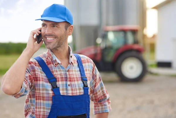 Agricultor hablando por teléfono móvil —  Fotos de Stock