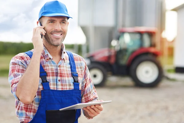 Farmer talking on the mobile phone — Stock Photo, Image