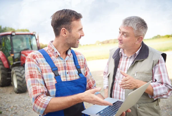 Dois agricultores usando laptop — Fotografia de Stock