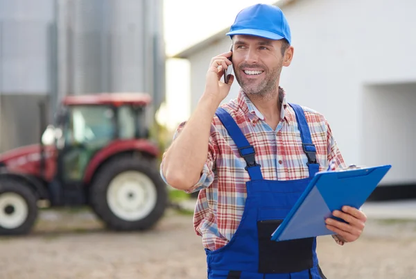 Agricoltore che controlla la sua attività agricola — Foto Stock