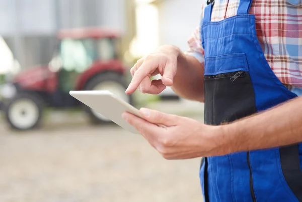 Agricultor usando tablet digital na fazenda — Fotografia de Stock