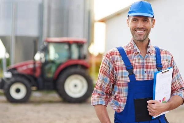 Farmer in front of the barn — Stock Photo, Image