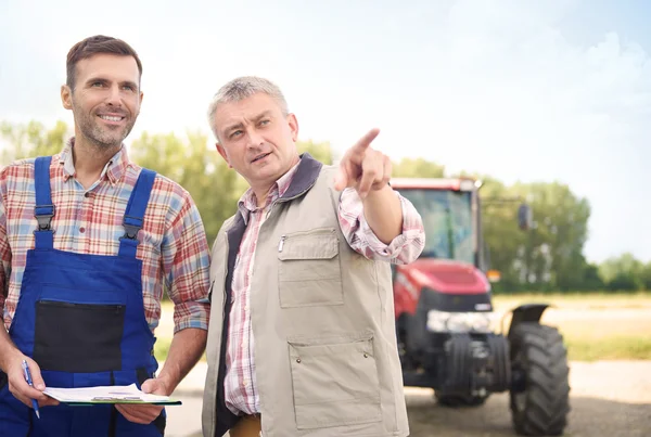 Dois agricultores falando sobre o negócio futuro — Fotografia de Stock