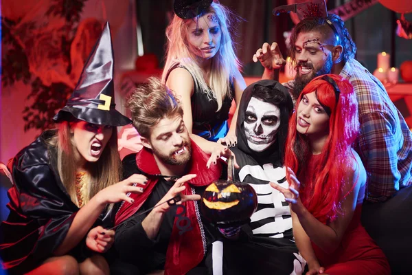 Amigos se divertindo na festa de Halloween — Fotografia de Stock