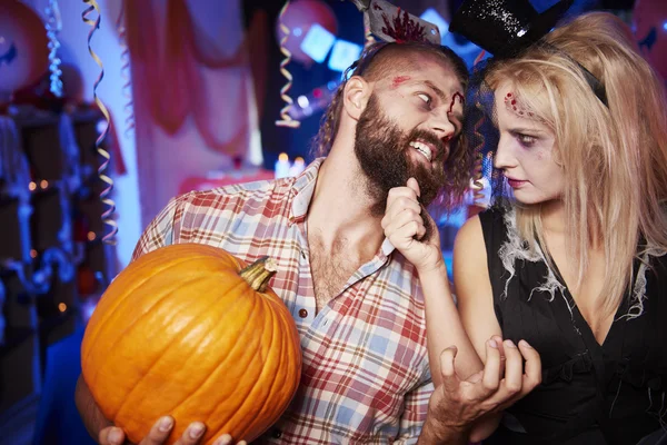 Pareja aterradora con calabaza grande — Foto de Stock