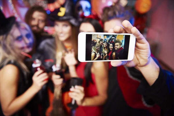 Uomo prendendo selfie di amici a festa — Foto Stock