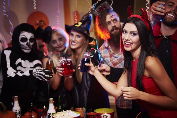 Друзья веселятся на вечеринке в честь Хэллоуина — стоковое фото