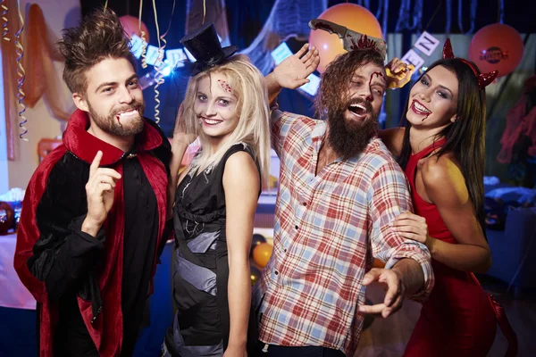 Noite festa de Halloween dos melhores amigos — Fotografia de Stock