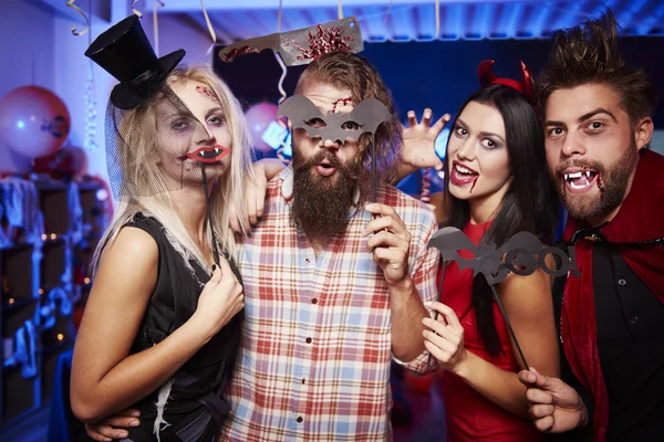 Amigos engraçados em máscaras de Halloween — Fotografia de Stock