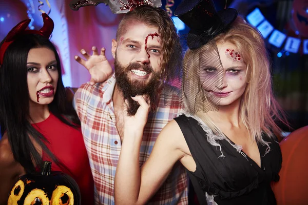 Meninas assustadoras com o menino na festa de Halloween — Fotografia de Stock