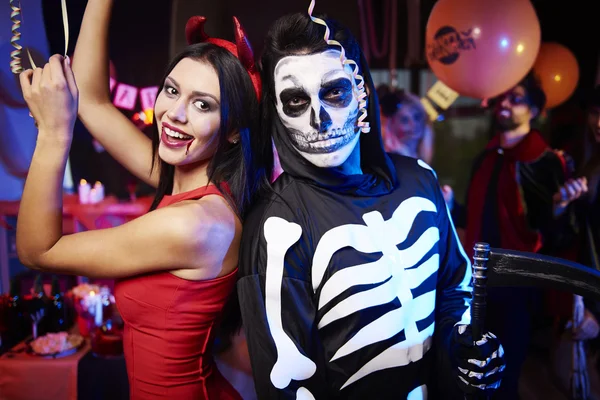 Casal assustador na festa da noite — Fotografia de Stock