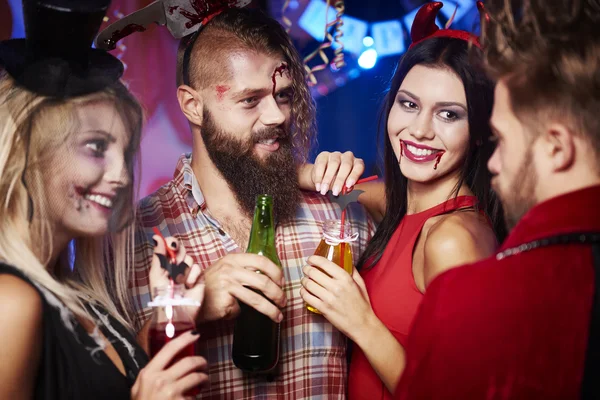 Amigos divirtiéndose en fiesta de Halloween —  Fotos de Stock