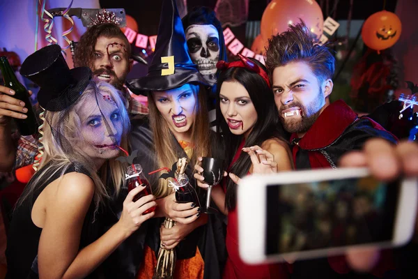 Amigos posando na selfie na festa de Halloween — Fotografia de Stock