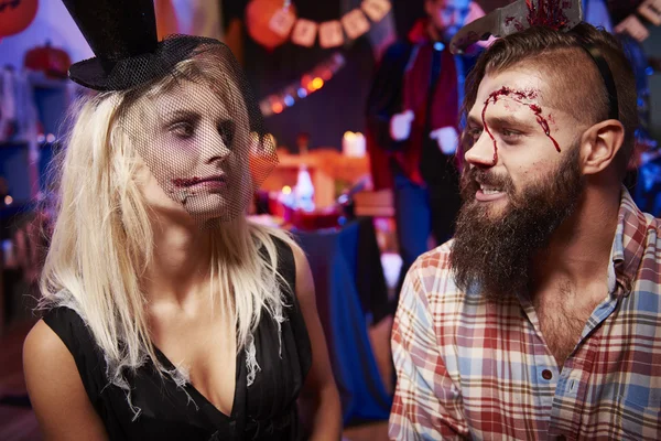 Homme et femme effrayants à la fête d'Halloween — Photo