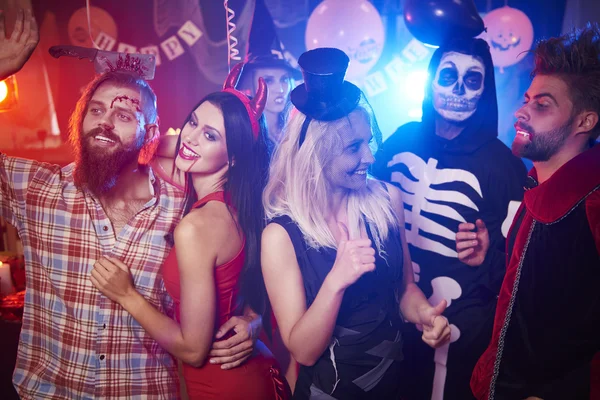 Amigos dançando na fumaça na festa de Halloween — Fotografia de Stock