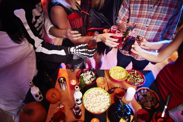 Tavolo di Halloween con persone intorno — Foto Stock