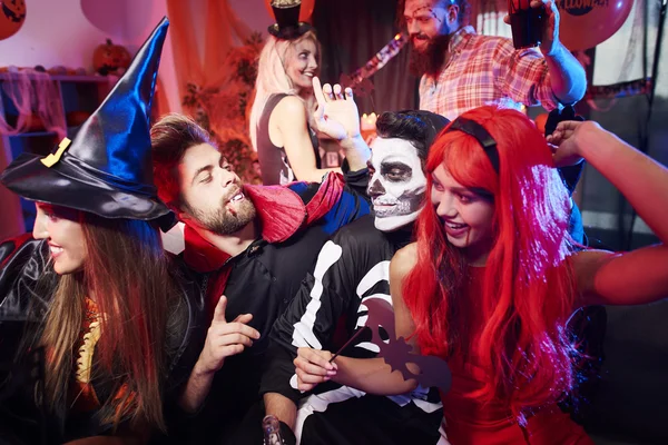 Grupp vänner dansa på Halloweenfest — Stockfoto