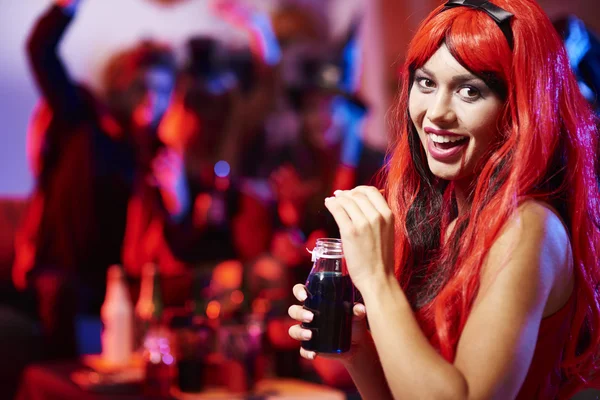 Kobieta z rude włosy picia koktajl — Zdjęcie stockowe