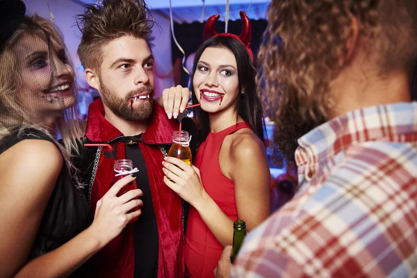 Amici parlando e divertendosi — Foto Stock