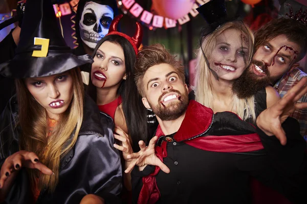 Amigos se divertindo na festa de Halloween — Fotografia de Stock