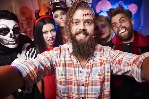 Homem tomando selfie de amigos na festa — Fotografia de Stock