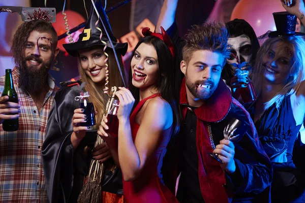 Amigos se divertindo na festa de Halloween — Fotografia de Stock