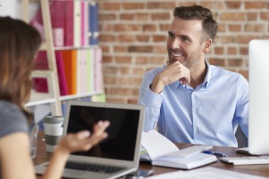 Birbirimizi önünde oturan ofis arkadaşları