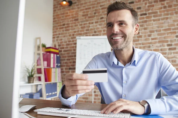 Uomo felice che paga con l'auto di credito — Foto Stock