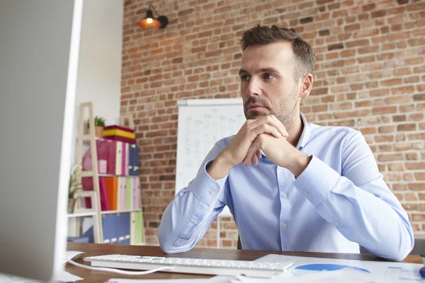 Mens gericht op het werken op de computer — Stockfoto