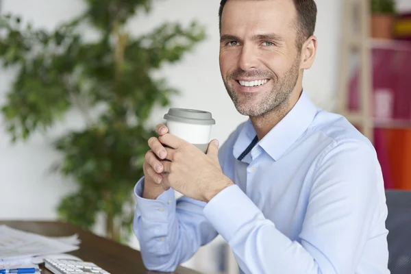 Ο άνθρωπος με το καφέ δίπλα στον υπολογιστή — Φωτογραφία Αρχείου