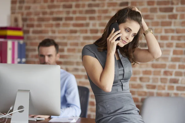 Los problemas en el trabajo de la mujer joven —  Fotos de Stock