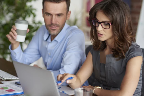 Beratung durch zwei professionelle Büroangestellte — Stockfoto