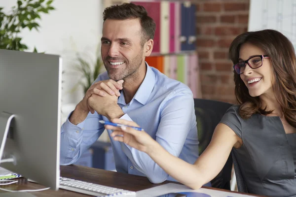 Kvinna rådgivning hennes affärspartner — Stockfoto