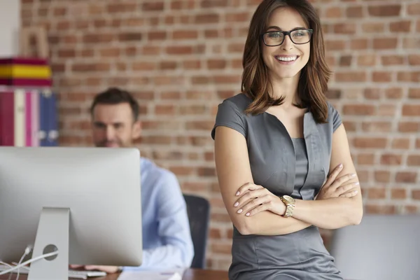 Femme gaie et son collègue de travail — Photo