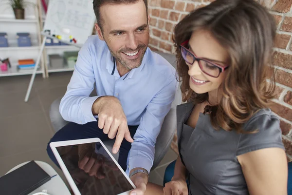 Närbild på personer med digital tablett — Stockfoto