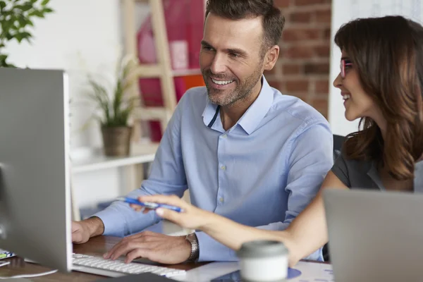 Zusammenarbeit zweier junger Geschäftsleute — Stockfoto