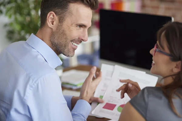 Rückansicht der Diskussion über Geschäftspartner — Stockfoto