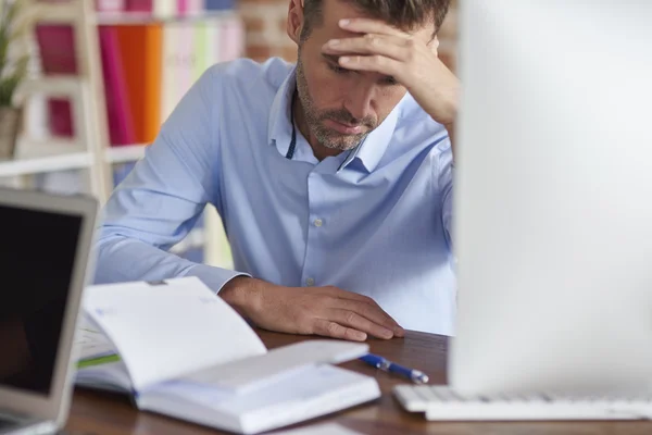 Mann hat genug von dieser Arbeit — Stockfoto