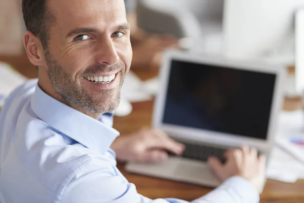 Glad man vänder och tittar på kameran — Stockfoto