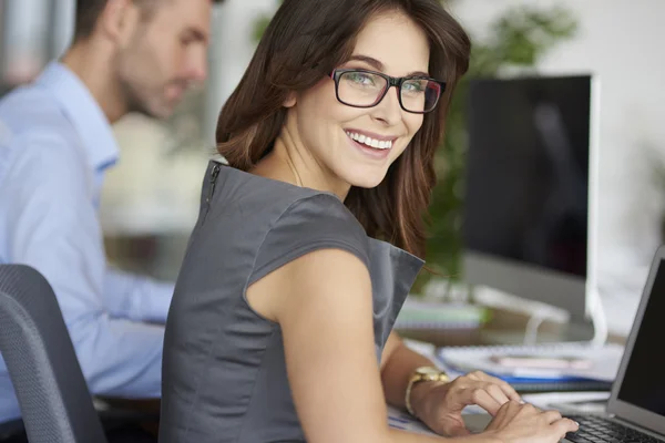 Retrato del trabajador de oficina ocupado pero alegre — Foto de Stock